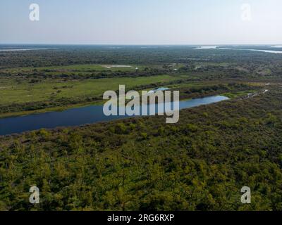 Veduta aerea di una laguna sull'enorme fiume e sulla linea vitale del Rio Paraná nella provincia di Entre Rios, nella Mesopotamia argentina, in viaggio in Sud America Foto Stock