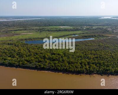 Veduta aerea di una laguna sull'enorme fiume e sulla linea vitale del Rio Paraná nella provincia di Entre Rios, nella Mesopotamia argentina, in viaggio in Sud America Foto Stock