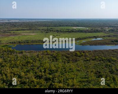 Veduta aerea di una laguna sull'enorme fiume e sulla linea vitale del Rio Paraná nella provincia di Entre Rios, nella Mesopotamia argentina, in viaggio in Sud America Foto Stock