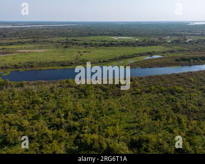 Veduta aerea di una laguna sull'enorme fiume e sulla linea vitale del Rio Paraná nella provincia di Entre Rios, nella Mesopotamia argentina, in viaggio in Sud America Foto Stock