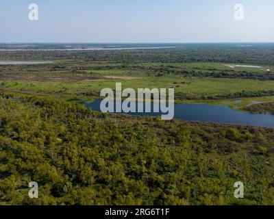 Veduta aerea di una laguna sull'enorme fiume e sulla linea vitale del Rio Paraná nella provincia di Entre Rios, nella Mesopotamia argentina, in viaggio in Sud America Foto Stock