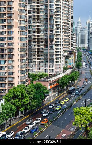 SHANGHAI, CINA - 7 AGOSTO 2023 - gli edifici sono visibili nella città vecchia di Shanghai, Cina, 7 agosto 2023. Foto Stock