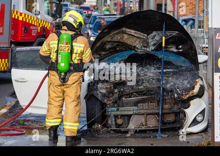 7 agosto 2023: Un membro di Fire and Rescue NSW (FRNSW) assiste a un incendio stradale su Parramatta Road nella parte occidentale di Sydney, nuovo Galles del Sud, Australia Foto Stock