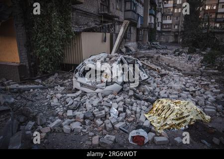 Pokrovsk, Ucraina. 7 agosto 2023. Servizi di emergenza ucraini rispondono ai bombardamenti russi a Pokrovsk, regione di Donetsk, lunedì, 7 agosto 2023. Un membro della squadra di salvataggio è stato ucciso, e altri cinque sono stati feriti durante le operazioni di salvataggio. Foto di Stato servizio di emergenza dell'Ucraina/UPI credito: UPI/Alamy Live News Foto Stock