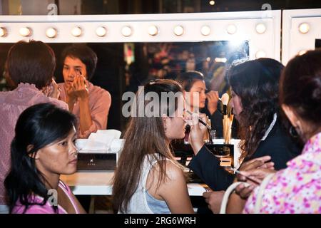 BANGKOK, THAILANDIA - Maggio 11: La società cosmetica AMWAY sponsorizza un corso di trucco con i suoi prodotti nel centro del mondo centrale e assiste la donna nell'uso Foto Stock