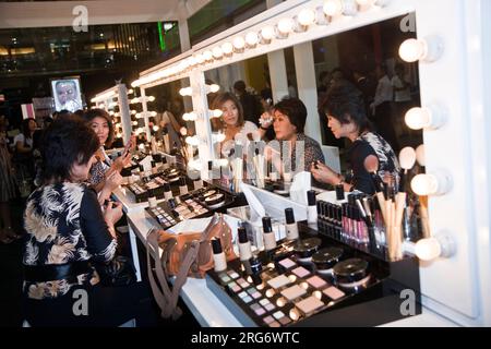 BANGKOK, THAILANDIA - Maggio 11: La società cosmetica AMWAY sponsorizza un corso di trucco con i suoi prodotti nel centro del mondo centrale e assiste la donna nell'uso Foto Stock