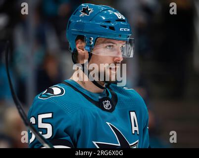 San Jose, Stati Uniti. 28 marzo 2023. San Jose Sharks' Erik Karlsson (65) aspetta un face-off contro i Winnipeg Jets nel secondo periodo al SAP Center di San Jose, California, martedì 28 marzo 2023. (Foto di Nhat V. Meyer/The Mercury News/TNS/Sipa USA) credito: SIPA USA/Alamy Live News Foto Stock