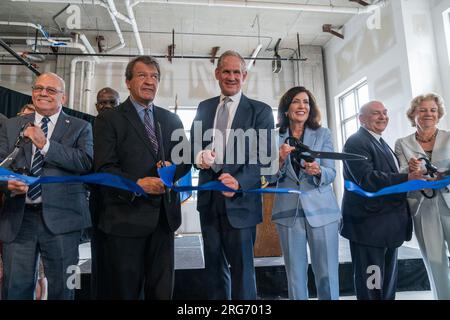 Harrison, New York, USA. 7 agosto 2023. Westchester County Executive George Latimer (2° da L), MTA Chair e CEO Janno Lieber (C), Governatore Kathy Hochul (3° da R) tagliarono il nastro dopo l'annuncio del completamento di Avalon Harrison vicino alla stazione Metro-Nord con 143 unità economiche e facile accesso ai treni di Avalon Harrison Transit-Oriented Development a Harrison, NY. La costruzione è la prima nello stato vicino alle stazioni ferroviarie e fa parte del progetto Transit Oriented Development. Il governatore Hochul ha fatto dell'alloggio una delle sue principali priorità. (Immagine di credito: © Lev Radin/Pacific Press V Foto Stock