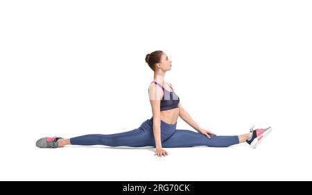 Allenamento di yoga. Giovane donna che si allunga su sfondo bianco Foto Stock