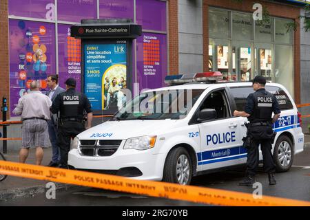 Montreal, Canada, 7 agosto 2023: Alle 3,40 di questa mattina gli ufficiali sono stati chiamati a partecipare dopo la sparatoria di un uomo di 28 anni nel centro di Montreal. La vittima ha subito più ferite da proiettile e in seguito è morta in ospedale. I casi di proiettile sono stati recuperati sulla scena del crimine e le squadre forensi della polizia e gli agenti hanno chiuso Ave Ste Catherine e le strade circondate tutto il giorno. Si pensa che la vittima, nominata localmente come Steady, sia stata associata a una gang di strada locale coinvolta in frodi e droghe illegali. È il diciannovesimo omicidio a Montreal finora nel 2023. Anna Watson/Alamy Live News. Foto Stock