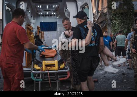 Pokrovsk, Ucraina. 7 agosto 2023. Servizi di emergenza ucraini rispondono ai bombardamenti russi a Pokrovsk, regione di Donetsk, lunedì, 7 agosto 2023. Un membro della squadra di salvataggio è stato ucciso, e altri cinque sono stati feriti durante le operazioni di salvataggio. Foto di Stato servizio di emergenza dell'Ucraina/UPI credito: UPI/Alamy Live News Foto Stock