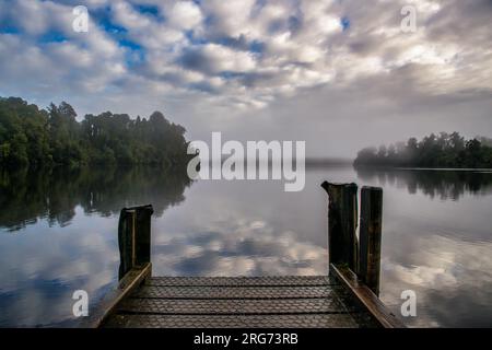 Lago sceneru all'alba nella regione della costa WEst della nuova Zelanda Foto Stock