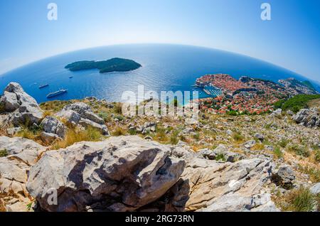 Dubrovnik, Croazia - 22 settembre 2015 - Vista panoramica di Dubrovnik, della città vecchia di Dubrovnik e dell'isola di Lokrum. Lokrum è un'isola del mare Adriatico Foto Stock