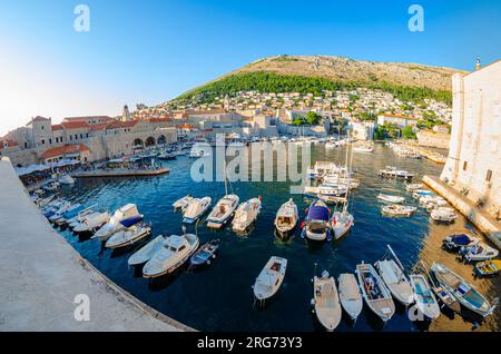 Dubrovnik, Croazia - 22 settembre 2015 - Vista panoramica di Porat Dubrovnik, mura secolari del molo e punti panoramici intorno a un porto compatto fiancheggiato Foto Stock