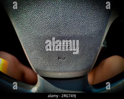 Segnale airbag laterale a tendina di sicurezza in un'auto nuova e moderna. segnale airbag sul volante Foto Stock