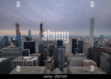 Vista dello skyline di New York con alcuni edifici in costruzione e Central Park sullo sfondo Foto Stock