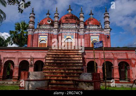 Miah Bari Mosque, un'antica moschea a tre cupole e sito archeologico situato nella Miah Bari, nel villaggio di Karapur Nord a Raipasha-Karapur U Foto Stock