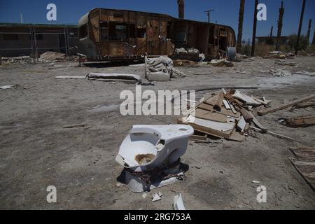 Nel 2015, a Salton Sea California, abbandonò il bagno sporco rotto e il rimorchio sporco. Foto Stock