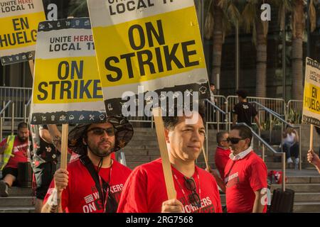 Los Angeles, Los Angeles, USA. 5 agosto 2023. I dipendenti sindacalizzati di grandi hotel e contee arancioni della California meridionale richiedono aumenti salariali e benefici migliori, in una regione in cui gli elevati costi abitativi rendono difficile per chi ha salari bassi vivere vicino al lavoro. I lavoratori sono in sciopero da più di un mese. (Immagine di credito: © Alberto Sibaja/Pacific Press via ZUMA Press Wire) SOLO USO EDITORIALE! Non per USO commerciale! Foto Stock