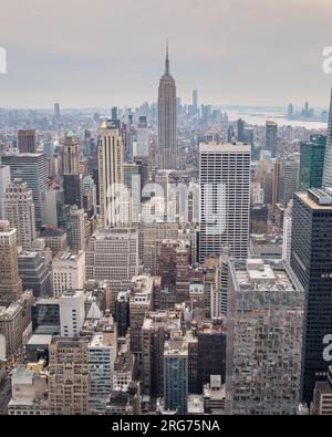 Vista classica dalla cima dell'edificio Top of the Rock verso il sud dell'isola di Manhattan Foto Stock