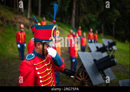 Tunja, Colombia. 7 agosto 2023. I soldati della guardia presidenziale dell'esercito colombiano si trovano accanto ai cannoni durante la commemorazione della battaglia di Boyaca, dove la Colombia ottenne l'indipendenza dalla Spagna, il 7 agosto 2023. Petro segna il suo primo anno di carica giorni dopo che suo figlio è stato accusato di presunto arricchimento illecito e riciclaggio di denaro in relazione al finanziamento della sua campagna presidenziale. Foto di: Sebastian Barros/Long Visual Press Credit: Long Visual Press/Alamy Live News Foto Stock