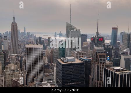 Manhattan, New York, USA - 9 dicembre 2018: Vista classica dalla cima dell'edificio Top of the Rock verso il sud dell'isola di Manhattan. Foto Stock