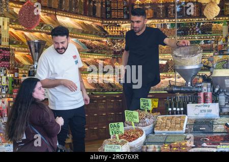 Istanbul, Turchia, Turkiye. Mercato delle spezie, negozio che vende caramelle, frutta secca e noci. Foto Stock