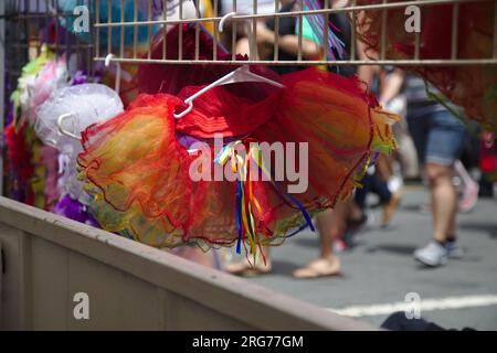 Tutus sugli appendiabiti alla sfilata gay Pride a San Francisco 2015. Foto Stock