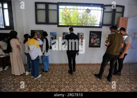 Gaza, Palestina. 25 giugno 2023. I palestinesi guardano una mostra d'arte con dipinti dal titolo "il diritto del ritorno" a Khan Yunis, nella Striscia di Gaza meridionale. Credito: SOPA Images Limited/Alamy Live News Foto Stock