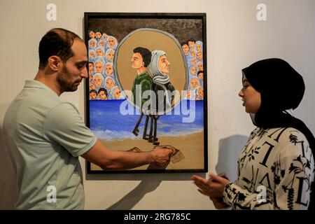 Gaza, Palestina. 25 giugno 2023. I palestinesi guardano una mostra d'arte con dipinti dal titolo "il diritto del ritorno" a Khan Yunis, nella Striscia di Gaza meridionale. (Foto di Yousef Masoud/SOPA Images/Sipa USA) credito: SIPA USA/Alamy Live News Foto Stock