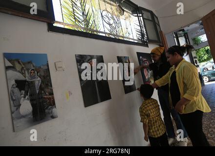 Gaza, Palestina. 25 giugno 2023. I palestinesi guardano una mostra d'arte con dipinti dal titolo "il diritto del ritorno" a Khan Yunis, nella Striscia di Gaza meridionale. (Immagine di credito: © Yousef Masoud/SOPA Images via ZUMA Press Wire) SOLO PER USO EDITORIALE! Non per USO commerciale! Foto Stock