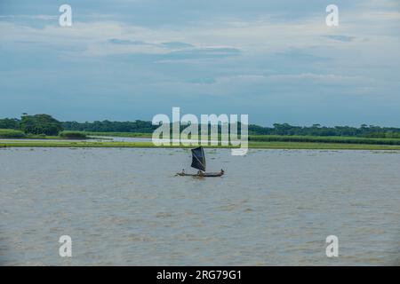 Barche a vela sul fiume Kirtonkhola in Barisal. Bangladesh. Foto Stock