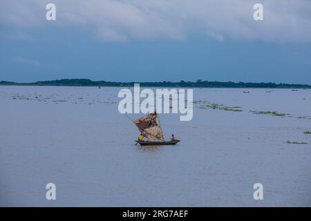 Barche a vela sul fiume Kirtonkhola in Barisal. Bangladesh. Foto Stock