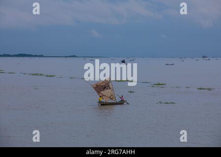 Barche a vela sul fiume Kirtonkhola in Barisal. Bangladesh. Foto Stock