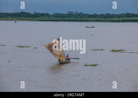 Barche a vela sul fiume Kirtonkhola in Barisal. Bangladesh. Foto Stock