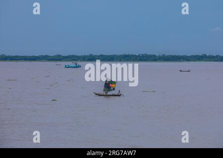 Barche a vela sul fiume Kirtonkhola in Barisal. Bangladesh. Foto Stock