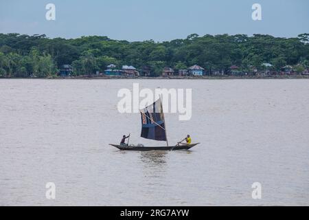 Barche a vela sul fiume Kirtonkhola in Barisal. Bangladesh. Foto Stock