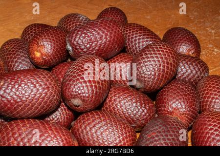 L'Aguaje è un frutto molto apprezzato in Amazzonia per il suo sapore e le sue proprietà nutrizionali. Foto Stock