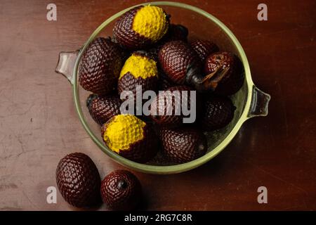 L'Aguaje è un frutto molto apprezzato in Amazzonia per il suo sapore e le sue proprietà nutrizionali Foto Stock