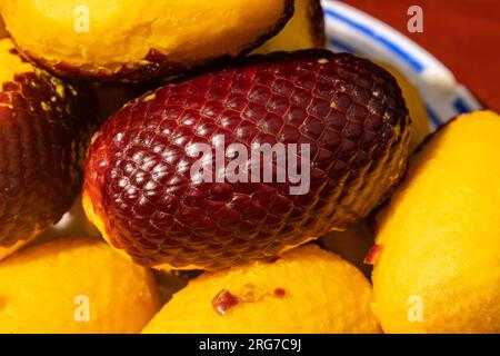 L'Aguaje è un frutto molto apprezzato in Amazzonia per il suo sapore e le sue proprietà nutrizionali Foto Stock