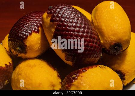 L'Aguaje è un frutto molto apprezzato in Amazzonia per il suo sapore e le sue proprietà nutrizionali Foto Stock