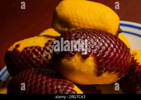 L'Aguaje è un frutto molto apprezzato in Amazzonia per il suo sapore e le sue proprietà nutrizionali Foto Stock