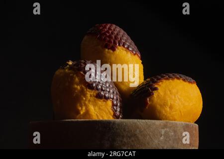 L'Aguaje è un frutto molto apprezzato in Amazzonia per il suo sapore e le sue proprietà nutrizionali Foto Stock