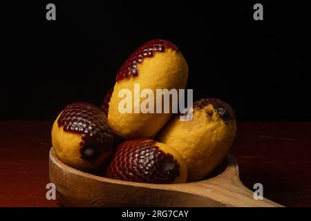 L'Aguaje è un frutto molto apprezzato in Amazzonia per il suo sapore e le sue proprietà nutrizionali Foto Stock