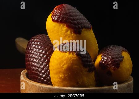 L'Aguaje è un frutto molto apprezzato in Amazzonia per il suo sapore e le sue proprietà nutrizionali Foto Stock