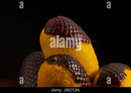 L'Aguaje è un frutto molto apprezzato in Amazzonia per il suo sapore e le sue proprietà nutrizionali Foto Stock