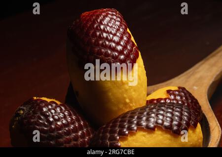 L'Aguaje è un frutto molto apprezzato in Amazzonia per il suo sapore e le sue proprietà nutrizionali Foto Stock