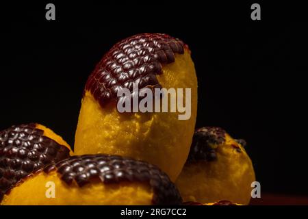 L'Aguaje è un frutto molto apprezzato in Amazzonia per il suo sapore e le sue proprietà nutrizionali Foto Stock