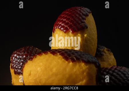 L'Aguaje è un frutto molto apprezzato in Amazzonia per il suo sapore e le sue proprietà nutrizionali Foto Stock