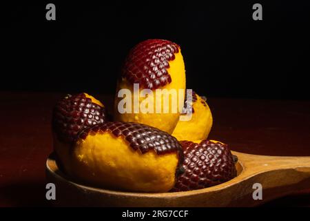 L'Aguaje è un frutto molto apprezzato in Amazzonia per il suo sapore e le sue proprietà nutrizionali Foto Stock